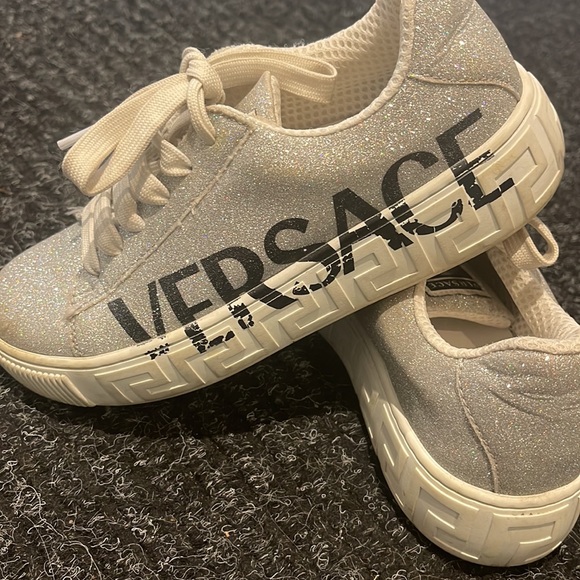 💯 Authentic Versace Girls sneakers Has been stolen by breaking in - Picture 3 of 6